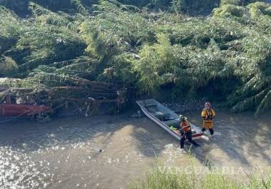 Las autoridades localizaron la camioneta arrastrada por un arroyo en Ramos Arizpe el día de ayer, hoy presumen haber localizado uno de los cuerpos de sus tripulantes.