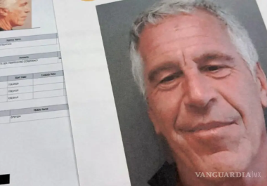 Ficha de procesamiento del financiero Jeffrey Epstein, cuyo caso ha generado una serie de investigaciones internacionales que continúan revelando conexiones con figuras de alto perfil.