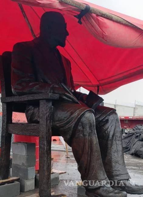 $!La escultura de Vito Alessio Robles fue sometida a un proceso de limpieza, conservación y aplicación de pátina protectora.