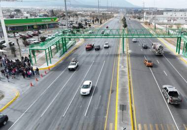 En el bulevar Antonio Cárdenas, a la altura de la colonia Las Teresitas, el puente peatonal es utilizado diariamente por cientos de personas para atravesar la transitada vialidad.