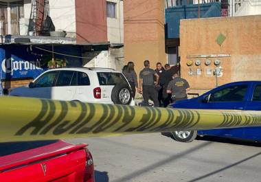 Elementos de seguridad acordonaron la zona en la colonia Conquistadores, donde una mujer de 68 años fue localizada sin vida y su hijo detenido como presunto responsable.