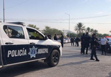 Agentes municipales de Torreón suspendieron actividades en demanda de cambios en la corporación.
