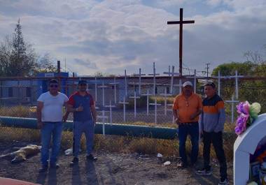 Obreros reunidos en el “Punto 9”, en un acto de memoria y protesta.