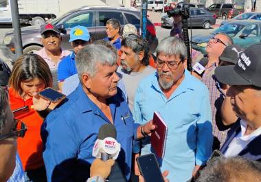 El grupo de trabajadores se acercó a hablar con el alcalde Mario Dávila, durante un acto público.