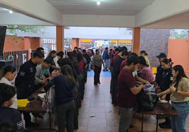 Autoridades implementaron revisión de mochilas en el CBTIS 34 tras la detección de una amenaza de tiroteo en los baños del plantel.