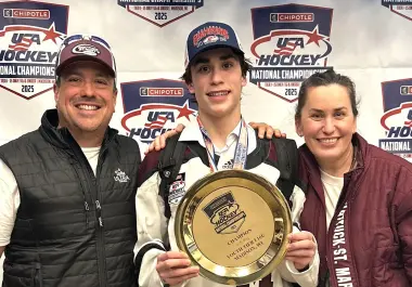 El joven defensa recibió la oportunidad de competir con el equipo Sub-18 de USA Hockey durante la temporada anterior.