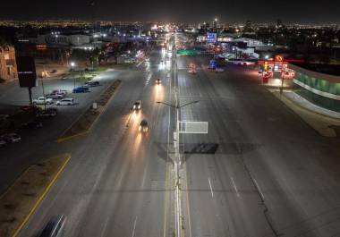 El proyecto de modernización del alumbrado público en las entradas de Saltillo avanza con la instalación de luminarias LED.