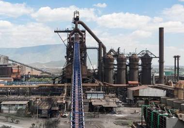 Altos Hornos de México enfrenta una nueva sanción en medio de su proceso de quiebra; la CNBV determinó que difundió información falsa sobre acuerdos y subsidiarias.