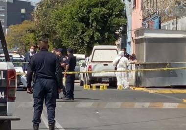 Adrián fue asesinado a puñaladas en Edomex por no llevar objetos de valor durante un asalto. Su familia denuncia el crimen y pide justicia. El caso genera indignación social.