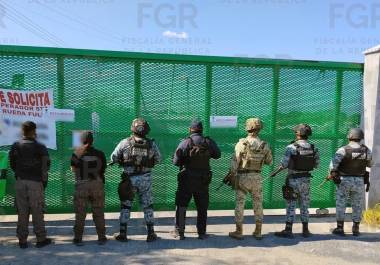 La FGR aseguró 62 mil litros de hidrocarburo, nueve pipas y otros vehículos durante un cateo en un predio de Pesquería, Nuevo León.