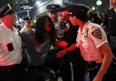 De las 56 personas detenidas, 15 fueron arrestadas y 41 quedaron en libertad con citaciones para comparecer ante el tribunal penal.