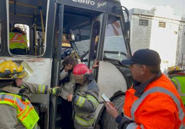 Autoridades estatales informaron que, pese a que el chofer fue detenido y el accidente dejó al menos 10 personas lesionadas, hasta el momento no se ha presentado ninguna denuncia formal por parte de los afectados.
