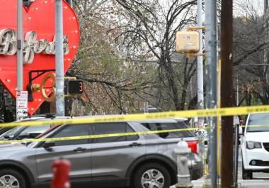 De acuerdo con fuentes consultadas por la cadena NBC, las autoridades aún no han determinado si se trata de un individuo con problemas mentales o un acto de terrorismo.