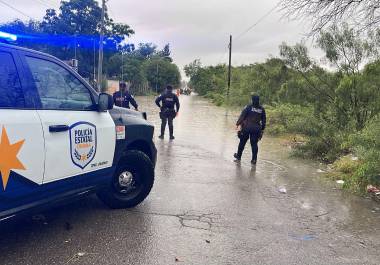Corporaciones de los tres niveles de gobierno activaron operativos de auxilio para atender a familias afectadas por el temporal, trasladando a personas damnificadas hacia zonas seguras y albergues temporales.
