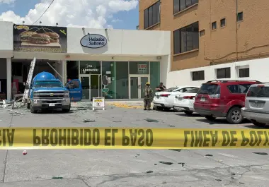 La explosión destrozó los ventanales y parte de la fachada de Tortas Alex de Monterrey.