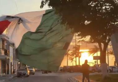 Zonas aledañas de la ciudad de Campeche se quedaron sin suministro de electricidad, después de que una enorme bandera nacional se desprendió del asta y se atoró en cables de alta tensión de la Comisión Federal de Electricidad (CFE).