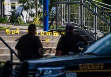 Los padres acudieron rápidamente a la escuela tras escuchar noticias de un ataque armado, mientras la policía estableció un cordón de seguridad alrededor de la escuela.