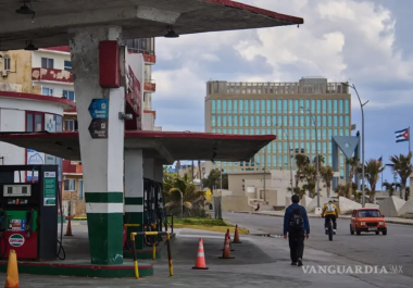 El flujo de petroleros hacia la isla casi ha cesado, dejando las estaciones de servicio vacías y a la nación al borde de una crisis humanitaria y energética sin precedentes.