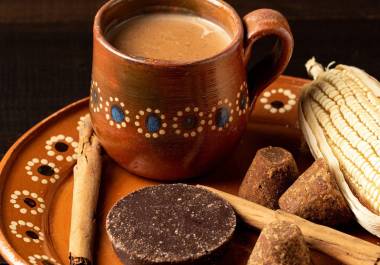 Servido tradicionalmente en recipientes de barro, el champurrado combina masa de maíz nixtamalizado, piloncillo y canela para brindar energía de liberación lenta.
