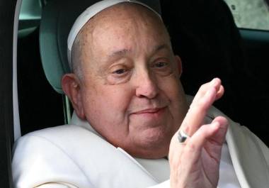 El papa Francisco atravesó una crisis de salud que lo puso al borde de la muerte. Su médico reveló detalles sobre los momentos más críticos de su hospitalización, en los que incluso se llegó a contemplar la posibilidad de dejarlo partir.