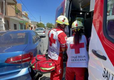 Tras el ataque, los colonos solicitaron apoyo a los servicios de emergencia, quienes acudieron al sitio para brindar la valoración inicial y coordinar el traslado de la adulta mayor a un hospital.