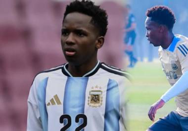 El delantero Stephen “Kiki” Ramos, nacido en Haití y adoptado por una familia argentina tras sobrevivir al terremoto de 2010, debutó con la Selección Argentina Sub-17 rumbo al Mundial de Qatar 2026.