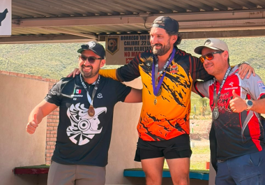 Cheliz Flores (al centro), se coronó campeón de la división Optics durante la Copa Noreste IPSC celebrada en Saltillo.