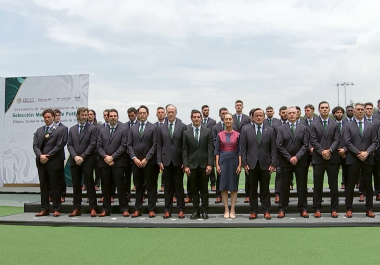 Claudia Sheinbaum Pardo, abandero a la Selección Mexicana de Fútbol previo a su participación en la Copa del Mundo 2026; en la ceremonia estuvieron Ivar Sisniega y Javier “Vasco” Aguirre.
