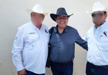 El líder de la Asociación Ganadera del municipio de San Ignacio, Ramón Alberto Velázquez Ontiveros fue encontrado asesinado a un costado de la carretera México-Nogales, en Sinaloa.