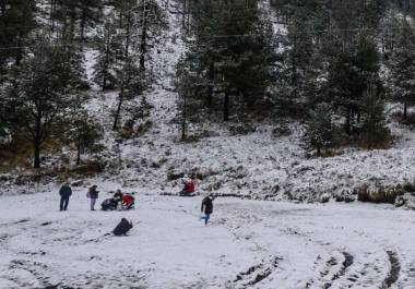 La temporada invernal 2026-2027 arranca en septiembre con el ingreso del primer sistema frontal, provocando descensos de temperatura, rachas de viento y precipitaciones en diversas entidades del país.