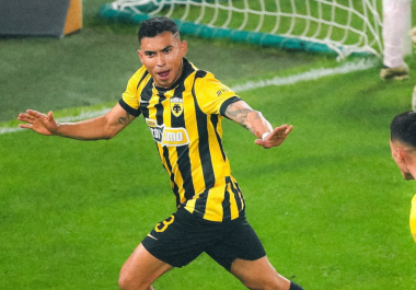 Pineda condujo el balón y definió para cerrar la victoria del AEK en la OPAP Arena.