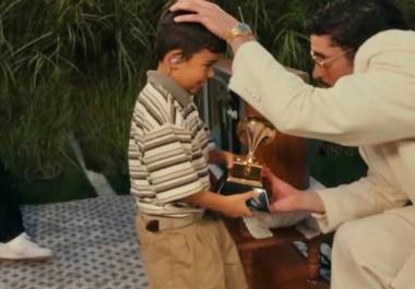 En una parte del espectáculo se ve a Bad Bunny entregar el trofeo Grammy a un niño que aparece sentado con sus padres observando la premiación.
