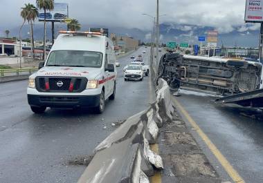 El accidente generó la movilización de paramédicos de la Cruz Roja y elementos de Tránsito Municipal, quienes acudieron al sitio para atender a la afectada y coordinar las labores de retiro del vehículo siniestrado.