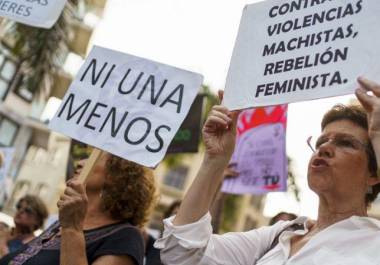 Unas mujeres en una manifestación en Santa Cruz de Tenerife, España contra la violencia de género. El jueves entró en vigor la primera ley de la UE contra la violencia machista.