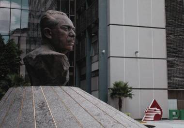 ”La presión a la baja sobre las calificaciones podría surgir de una reducción en la disposición o capacidad del gobierno para proporcionar apoyo oportuno”, declaró Moody’s.