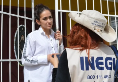 Los entrevistadores del INEGI se presentan con un chaleco beige y mochila azul, con el logo institucional, para que la población los identifique correctamente.