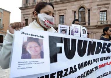 En imagen de archivo, miembros de FUUNDEC exigen justicia por los desaparecidos en una manifestación frente a Palacio de Gobierno en Saltillo.