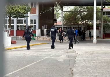 Dariela N., de 13 años, fue trasladada de urgencia al ISSSTE tras lanzarse desde el segundo piso de la secundaria 19 “Ejército Mexicano”.
