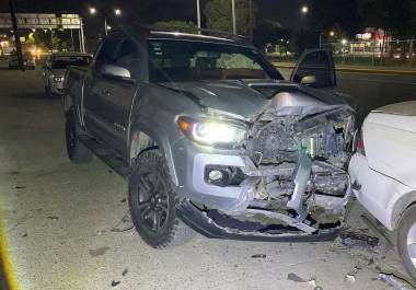 La camioneta terminó con severos daños en la parte frontal tras la carambola.