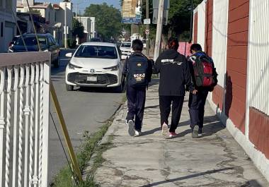 Padres de familia acudieron a la secundaria tras conocer la situación, optando por retirar a sus hijos como medida de precaución.
