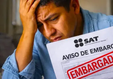 El SAT puede inmovilizar cuentas bancarias por adeudos fiscales. Conoce cuándo aplica, qué límites existen y cómo funciona el procedimiento