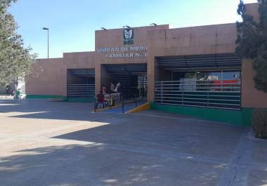 Elementos de la Policía Municipal y agentes de la Agencia de Investigación Criminal acudieron a tomar conocimiento de los hechos luego de que el lesionado ingresara de emergencia a una clínica del IMSS.