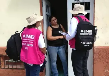 Capacitadores electorales visitan domicilios en Coahuila para designar funcionarios de casilla.