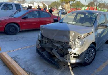 El conductor del Volkswagen Gol no logró frenar a tiempo, lo que ocasionó el impacto lateral trasero.