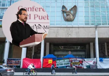 Zoé Robledo, titular del IMSS, ante las protestas de los trabajadores por falta de medicamentos y un salario justo.