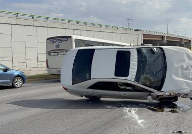 El Toyota Camry terminó volcado sobre la lateral del bulevar Fundadores, en la colonia Zaragoza.