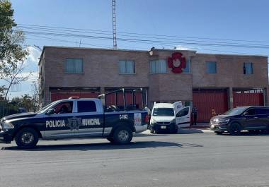 Familiares de un adulto mayor acudieron a una estación de bomberos en busca de auxilio; sin embargo, el hombre fue declarado sin vida tras fallidos intentos de reanimación.