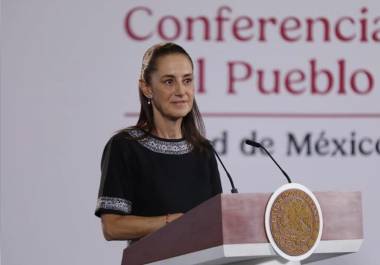 La presidenta anunció un proceso de digitalización y reducción de trámites en el IMSS para mejorar la atención médica y encontrar recursos que permitan elevar los salarios del personal.