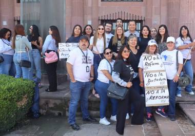 Manifestantes fuera del Congreso de Coahuila exigen el rechazo a la reforma judicial, coreando consignas en defensa de la autonomía del Poder Judicial.