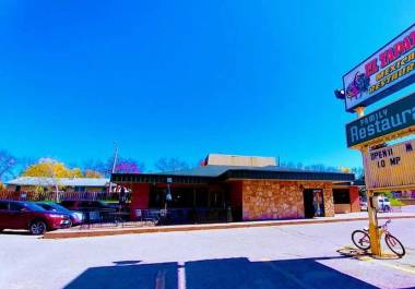 Testigos señalaron que todo el personal del restaurante de comida mexicana se puso nervioso tras la llegada de los agentes de ICE. FOTO: